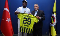 Emmanuel Emenike Fenerbahçe’ye geldi: Kendisine özel forma hediyesi