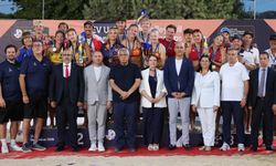 Foça’da plaj voleybolu heyecanı sona erdi: Avrupa şampiyonları belli oldu