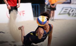 Foça'da plaj voleybolu heyecanı sürüyor!