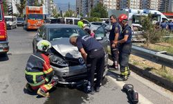 İki otomobil kavşakta çarpıştı: 1’i bebek 4 yaralı