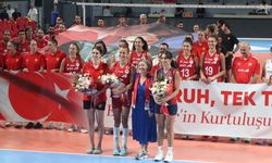 İzmir’in kurtuluşu voleybol sahasında kutlandı! Üç kulüp tek ruhta buluştu