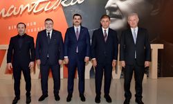 İzmir’de siyasetin sesini Nazım’ın dizeleri birleştirdi! “Büyük bir hikayenin eve dönüşüne tanık oluyoruz”