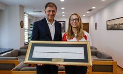 İzmir’in 17 yaşındaki milli gururu Başkan Tugay’ın konuğu oldu