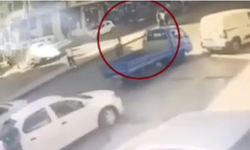 İzmir’de korkutan kaza! Kamyonetin kapısı bisikletliye çarptı