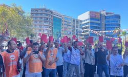 Konak Belediyesi önünde dikkat çeken eylem! İşçiler kırmızı kart çıkardı: "Sabır bitti" dedi