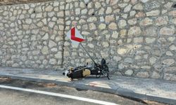 Kontrolden çıkan motosiklet duvara çarptı!