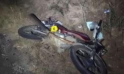 Ödemiş’te otomobil park halindeki motosiklete çarptı! Sürücü hayatını kaybetti