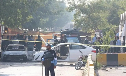 Cami yakınında kanlı saldırı! 5’i polis çok sayıda ölü ve yaralı var