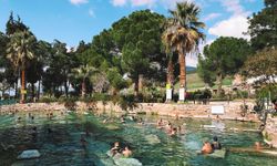 Hava soğusa da suyu sıcak kalıyor! İzmir’de kayaların içine saklanan doğal hamam: Kemikleri için gelen eksik olmuyor