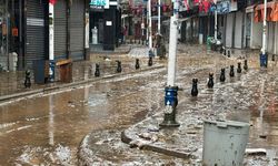 Rize’de iki ilçe merkezini sel suları bastı! İş yerlerinde temizlik başladı