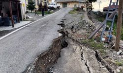 Rize’de şiddetli yağış sonrası yol çöktü: 60 santimetrelik hasar oluştu