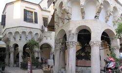 Kubbesinde çiçek ve zeytin dalları var! Şadırvanı da kütüphanesi de camisi de aynı yerde! İzmir’de tarihi yapı büyülüyor