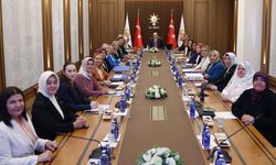 Cumhurbaşkanı Erdoğan, kadın belediye başkanlarını kabul etti! Fotoğrafta dikkat çeken isim Saniye Bora Fıçı oldu