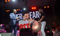 Selendi’de unutulmaz gece! “Erik Dalı Gevrektir” ile meydan sallandı