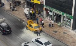Seyir halindeki otomobil bir anda alev aldı: Yardıma temizlik ekipleri koştu