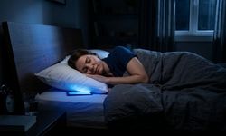 Telefonu yastığın altına koyup uyumayın! Yatmadan önce yapılan bu alışkanlık uykuyu etkiliyor