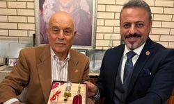 Bora Gezmiş’in YENİ Parti üyeliğinde dikkat çeken detay: Rozetini kim taktı?