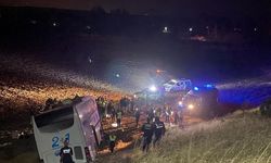 Seyir halindeki yolcu otobüsü devrildi: Kazada 24 kişi yaralandı
