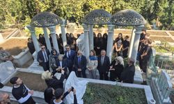 Zeki Müren ölümünün 30. yılında kabri başında anıldı