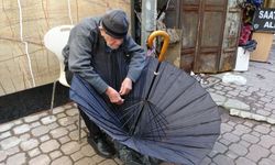 97 yaşında, elleri titriyor ama mesleğini bırakmıyor: Müşterileri evine kadar gitti