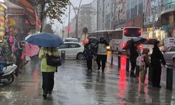 İstanbul’da sağanak hayatı felç etti! Dereler taştı, araçlar sular altında kaldı