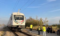İzmir Bayındır’da tren ile traktör çarpıştı! 2 kişi yaralandı