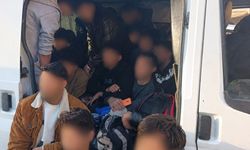 İzmir-Çeşme Otoyolu'nda şüpheli araç durduruldu! Araçtan 34 göçmen çıktı