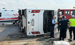 17 kişinin yaralandığı midibüs kazası kamerada! Kamyonet saniyelerle kurtuldu