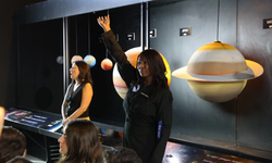 Çiğli'de uzay heyecanı! Astronot Aisha Bowe öğrencilerle bir araya geldi