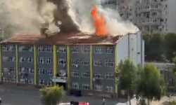 İzmir’de ortaokulun çatısında yangın! Ekipler seferber oldu