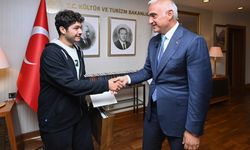 Bakan Ersoy, Türkiye derecesi yapan gençle bir araya geldi