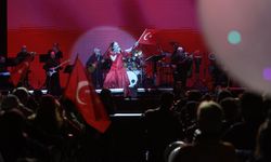 Bayraklı’da 29 Ekim kutlamalarına Candan Erçetin damga vurdu
