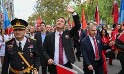Bornova sokakları Türk bayraklarıyla renklendi! Binlerce kişi Şeref Yürüyüşü’nde buluştu