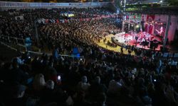 Bornova’da Cumhuriyet coşkusu sokaklara sığmadı! Selda Bağcan konserinde binlerce kişi buluştu