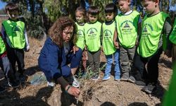 Bornova’da minik eller geleceğin zeytin koruluğunu oluşturdu