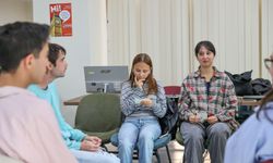 Buca’da dil desteği: Gençler hem İngilizce öğreniyor hem yeni dostluklar kuruyor