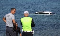 Araç sürücüsü el freni çekmeyi unutunca olanlar oldu! Otomobil denize düştü