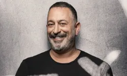 Cem Yılmaz'dan ailesiyle dikkat çeken poz: Fotoğrafa düştüğü not gülümsetti