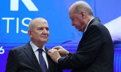 Partisinden istifa edip bağımsız devam etmişti! AK PArti'ye geçti, rozetini Erdoğan taktı