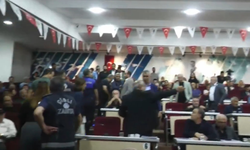 Çiğli'de gergin anlar! Mecliste Yıldız'a su şişesi fırlatıldı