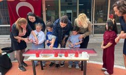 Buca'da miniklerden anlamlı çalışma! Ebru sanatıyla Türk bayrağı yaptılar