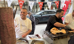 İzmir’de Cumhuriyet Bayramı’nın en lezzetli hediyesi! Yüzlerce çocuk ücretsiz döner için kuyruğa girdi
