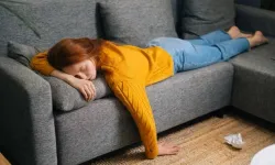 Dinlenseniz bile geçmiyorsa dikkat! Sürekli yorgunluğun altından bu hastalıklar çıkabilir
