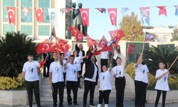 Efes Selçuk'ta Cumhuriyet coşkusu! Engelsiz Yaşam Merkezi gençlerinden anlamlı gösteri