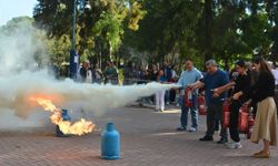 Ege Üniversitesi'nde afet eğitimi düzenlendi: Personel yangın söndürme cihazlarını kullanmayı öğrendi