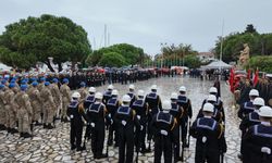 Foça’da Cumhuriyet Bayramı kutlamaları başladı: Üç ayrı çelenk sunumu yapıldı