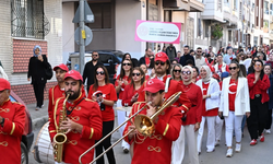 Gaziemir'de Cumhuriyet coşkusu sokaklara taştı! Miniklerden bayraklı yürüyüş