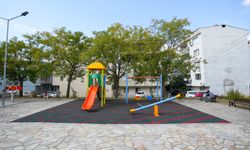 Gaziemir’de üç park yenilendi! Oyun alanlarının zeminleri baştan yapıldı