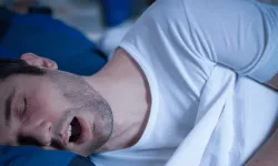 Gece horlayıp boğulur gibi uyanıyorsanız dikkat! Uyku apnesinin habercisi olabilir