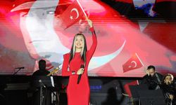 Hande Ünsal Türk bayrağıyla sahneye çıktı! İzmir Marşı’nı söyledi